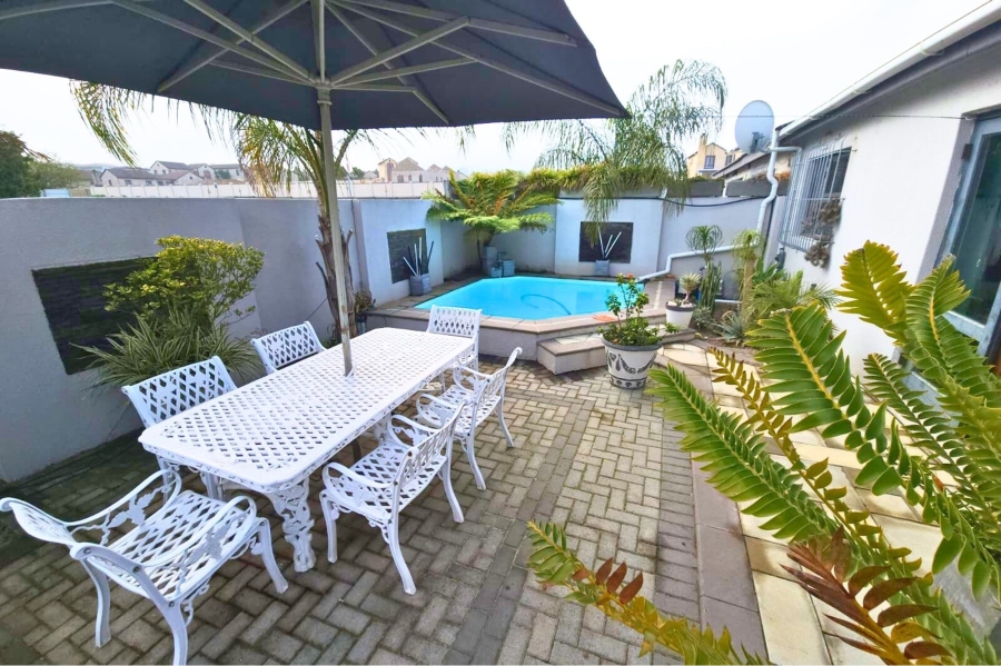 5 Bedroom Property for Sale in Loucharmante Western Cape